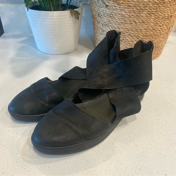 Eileen Fisher Carver Tumbled Nubuck Black Leather Cross Strap Sandals - Picture 1 of 8